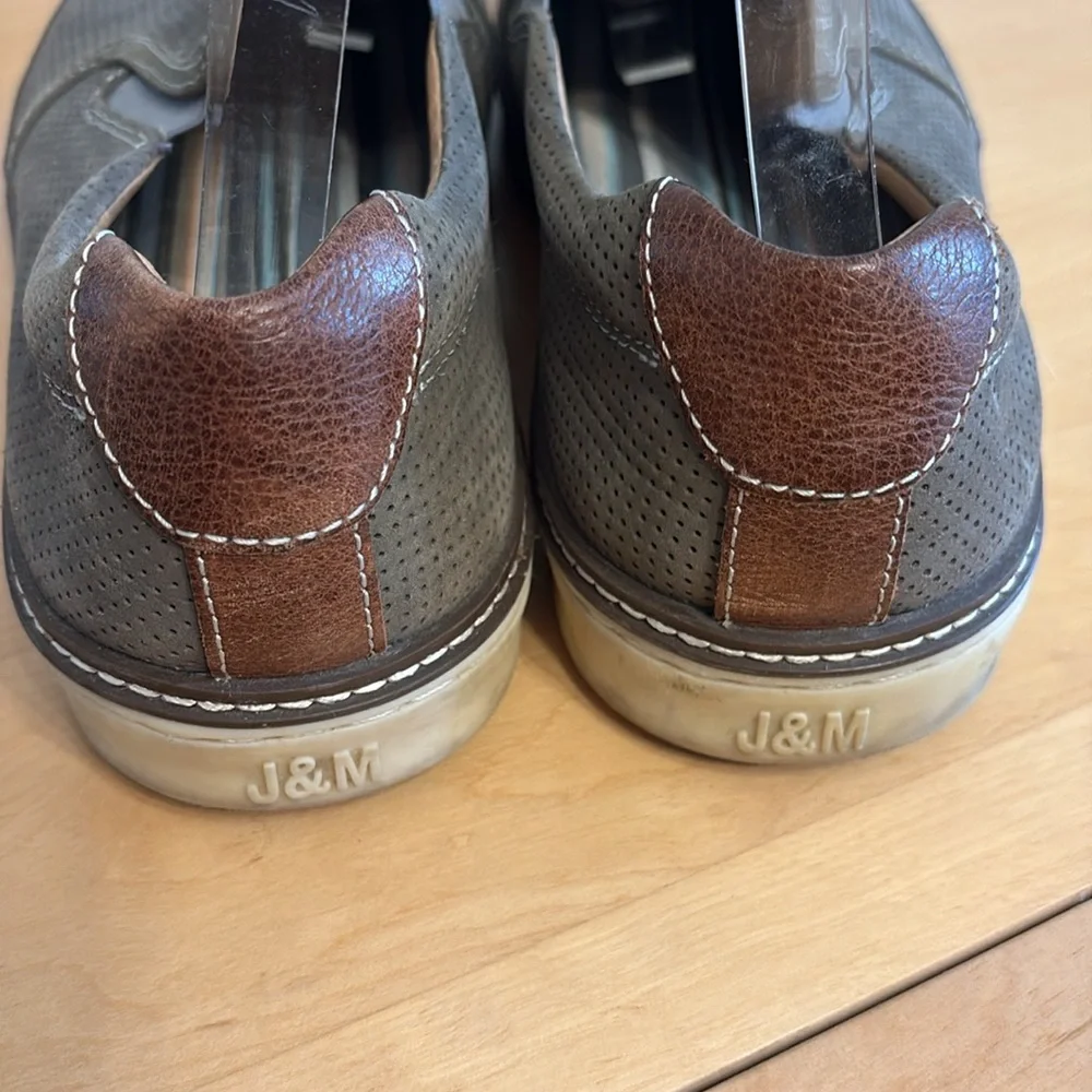 Men’s Johnston & Murphy McGuffey Gray Slip-On Perforated Suede Loafer. Size 10.5